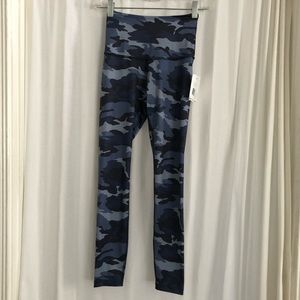 Beyond Yoga NWT XS Yoga Pants Leggings Blue Camo